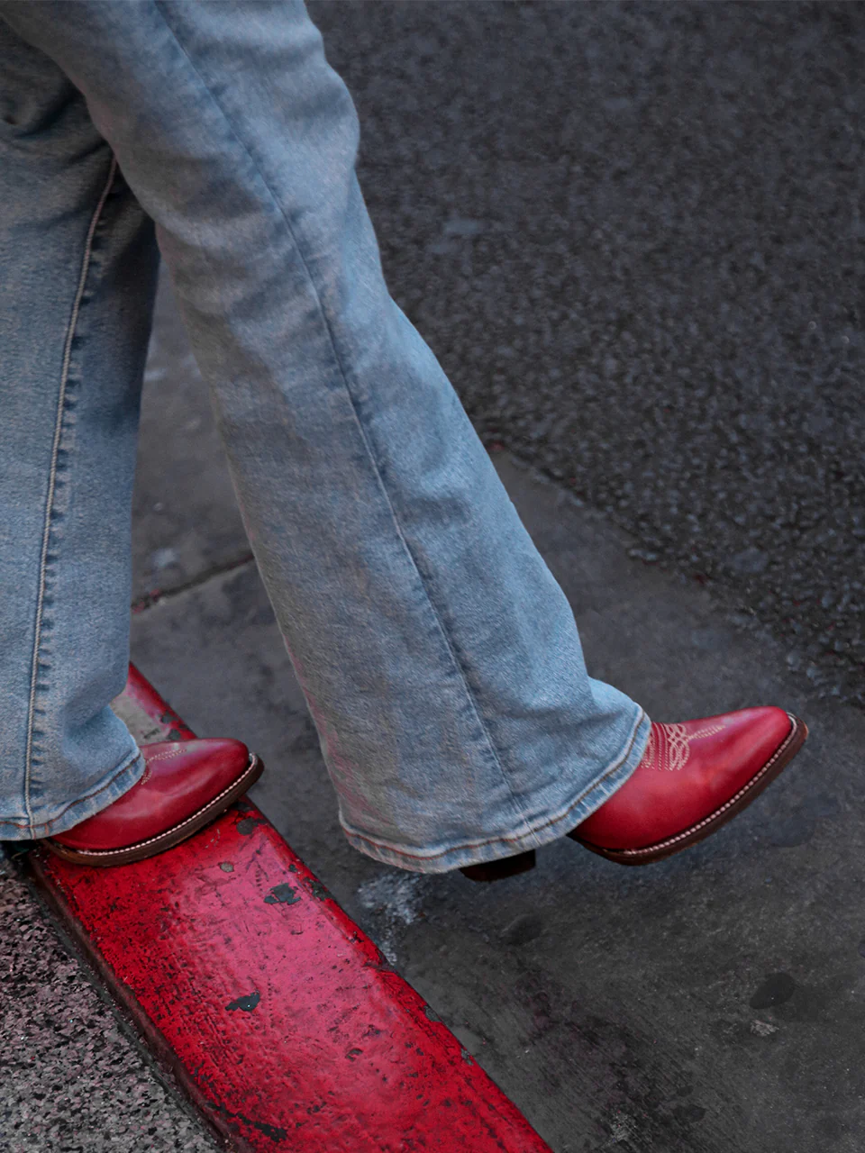 E1318 - WOMEN'S EMBROIDERY RED TALL TOP SNIP TOE COWBOY BOOT - Image 4