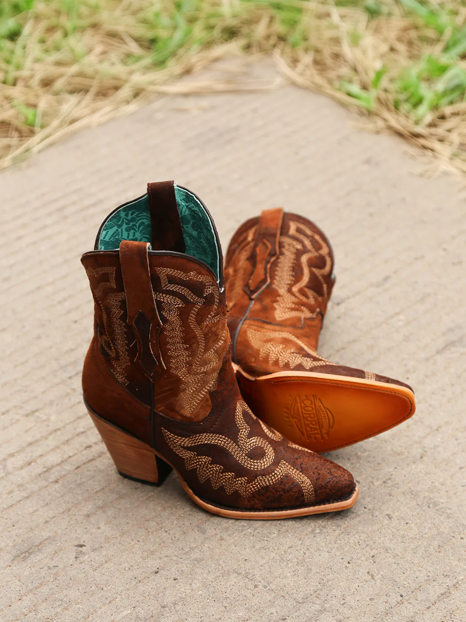 Z5272 - WOMEN'S EMBROIDERY BROWN LAMB POINTED TOE COWBOY ANKLE BOOT - Image 6